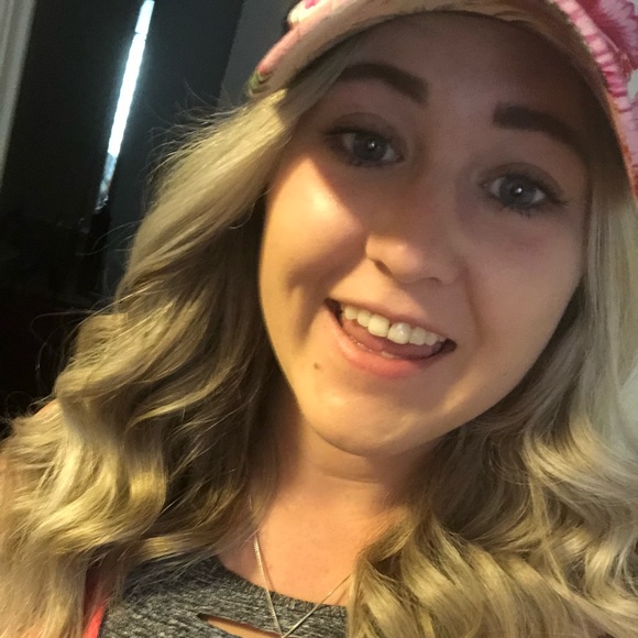 Meet your Posher, Mikhayla - Picture 3 of 3